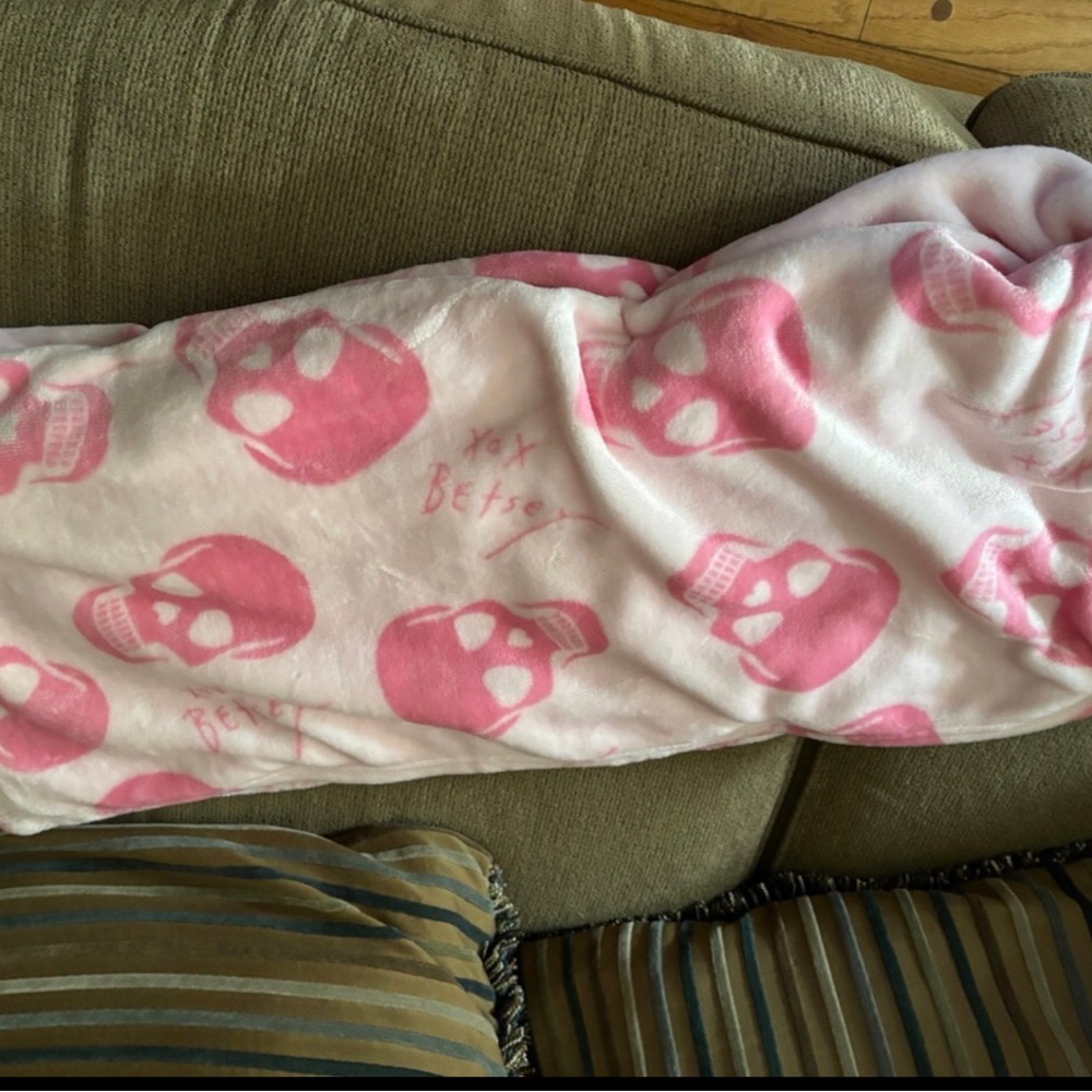 ☠️🩷 Betsey Johnson Pink Skull Plush Throw Blanket